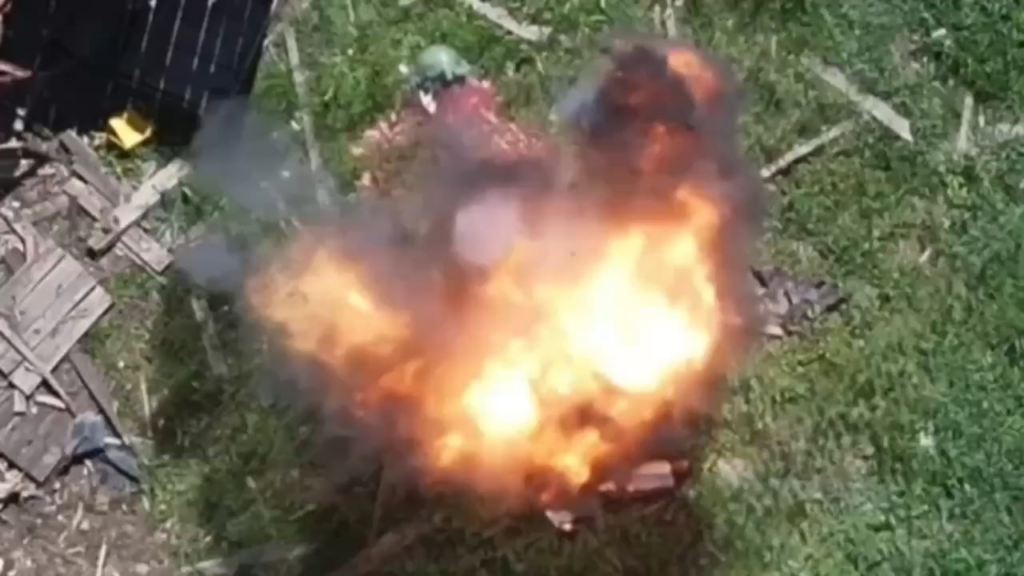 Russisch nimmt einen Drohnenabfall in den Hals.