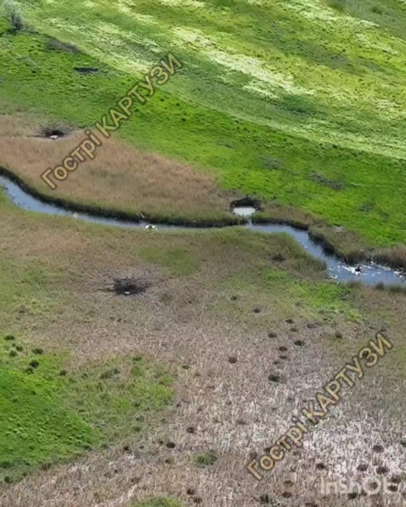 Die ukrainische "Peaky Blinders" -Drohneneinheit lässt Granaten auf russische Militärtaucher fallen, die einen Fluss in der Region Donezk im Mai 2025 durchqueren
