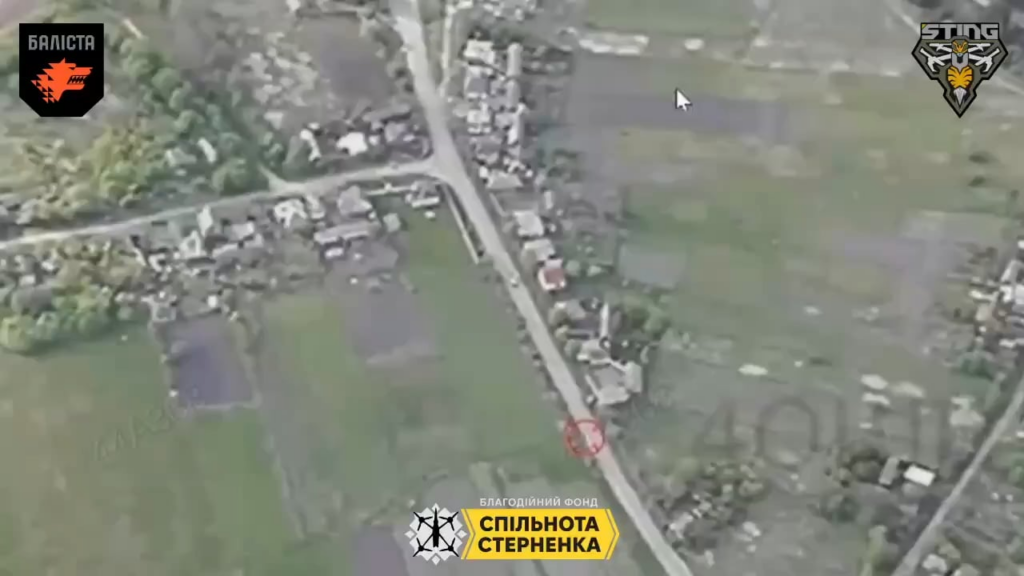 Drohnenaufnahmen eines Angriffs auf eine Gruppe russischer Soldaten, die FPV Quads durch die ukrainische "Sting" -Gruppe der Spezialeinheit "Ballista" verwenden.