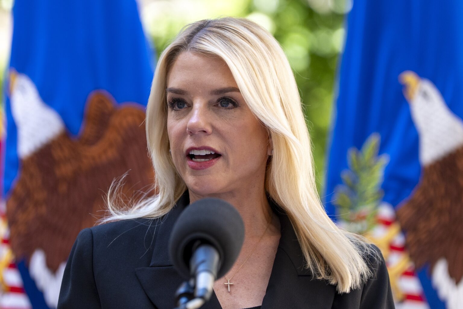 Pam Bondi verkaufte Aktien über 1 Mio. USD an den selben Tag, an dem Trump -Tarife angekündigt wurden