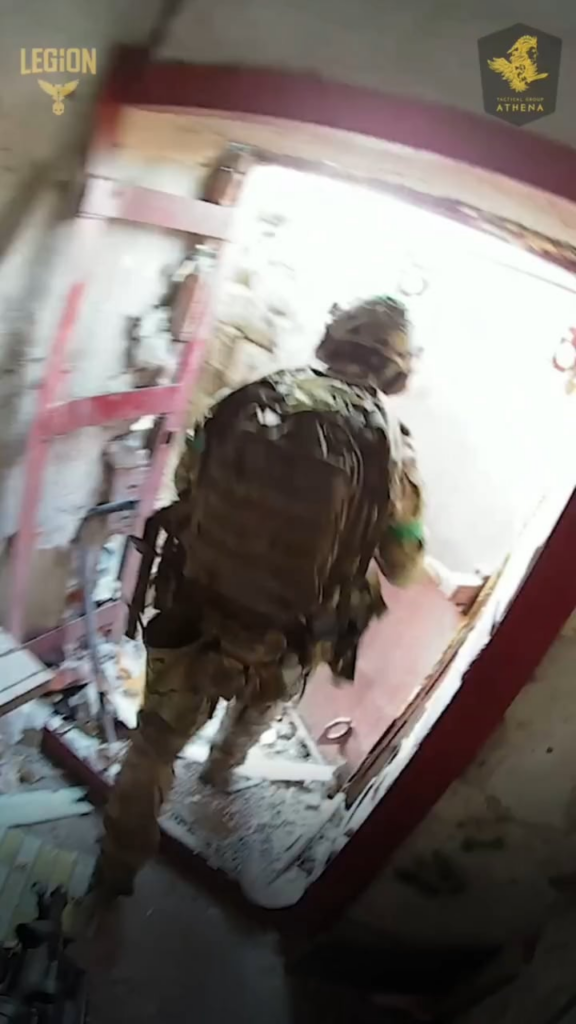 "Athena" der internationalen Legion der Verteidigungsintelligenz der Ukraine POV CQB, die Clearance und ein Kriegsgefangener aufbaut. Toretsk, Donezk [Autumn 2024]