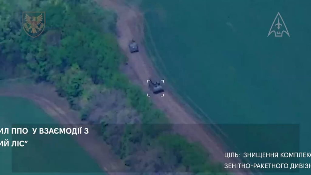 Charlie Company in Zusammenarbeit mit der 15. Artillerie-Aufklärungsbrigade der Schwarzwald, traf AA Tor, AA BUK-M3, AA S-300 und CPV mit Drohnen und Artilleriefeuer. April 2025, Region Donezk.