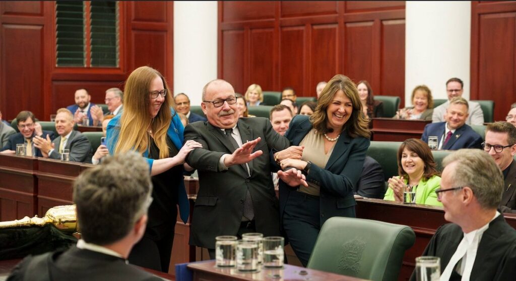 Danielle Smith hat 60% ihres Caucus in das Kabinett einbezogen - so viele MLAs im Kabinett legen nahe, dass Albertas Premier Schwierigkeiten hat, ihren Caucus zu kontrollieren.
