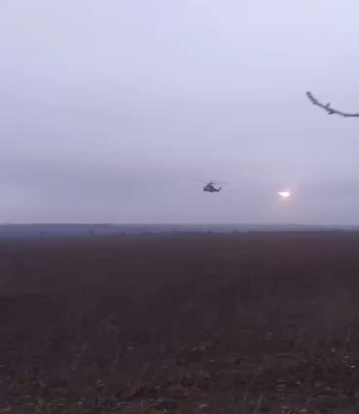 Zwei ukrainische Mi-24 startet "Zuni" ungelenkte Raketen. Wahrscheinlich Winter 2025, Lage unbekannt