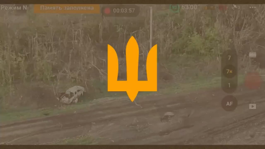 Drei ukrainische Infanteristen aus der 1. Panzerbrigade hielten die Verteidigung, während freundliche Drohnen-Betreiber enge Luftunterstützung leisteten und die russische Angriffsgruppe, die ihre Position südöstlich von Oleshnya, Region Kursk, angreift. 05.2025 Drei ukrainische Infanteristen aus der 1. Panzerbrigade hielten die Verteidigung, während freundliche Drohnen-Betreiber enge Luftunterstützung leisteten und die russische Angriffsgruppe, die ihre Position südöstlich von Oleshnya, Region Kursk, angreift. 05.2025