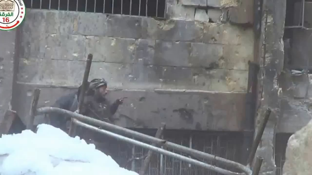 FSA 16. Division Kämpfer in einem Schuss mit der syrischen Armee - Aleppo - 13.01.2015