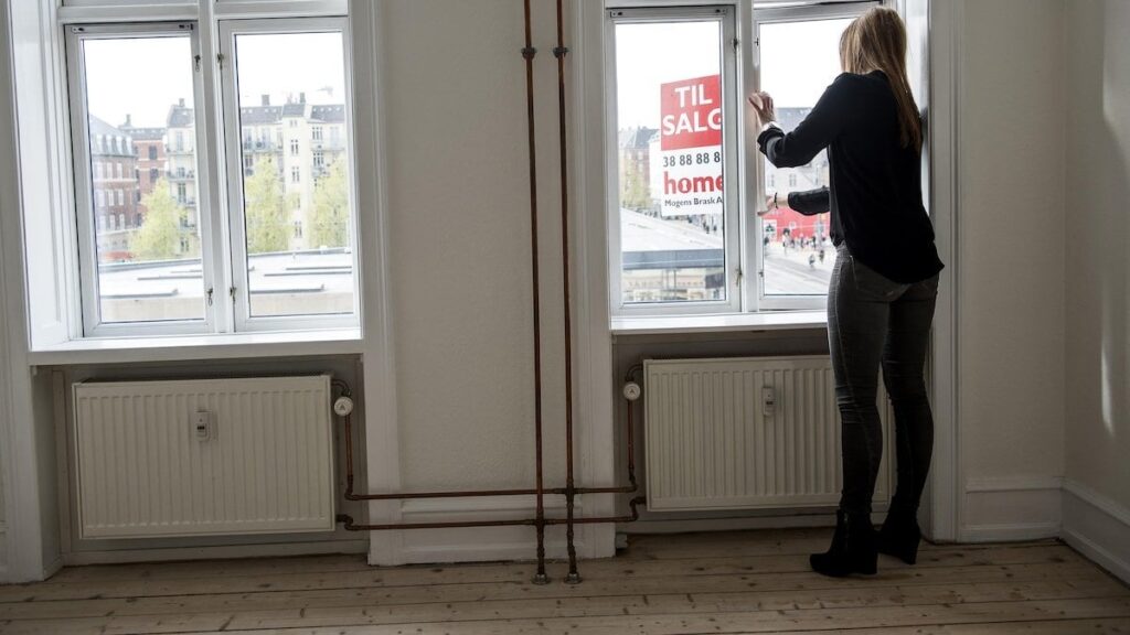 Banken: Lassen Sie junge Menschen Wohnraum kaufen, bevor die Löhne steigen [Banker vil lade unge under uddannelse få lån baseret på deres fremtidige indkomst]