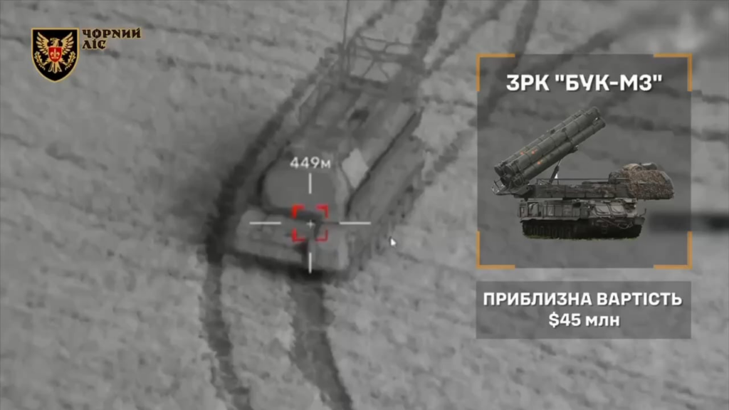 Eine Aufklärungsdrohne der Schwarzwaldbrigade überwacht die Zerstörung des BUK-M3-Luftabwehrsystems mit einer Kamikaze-Drohne. Mai 2025, nicht offenbarte Lage.