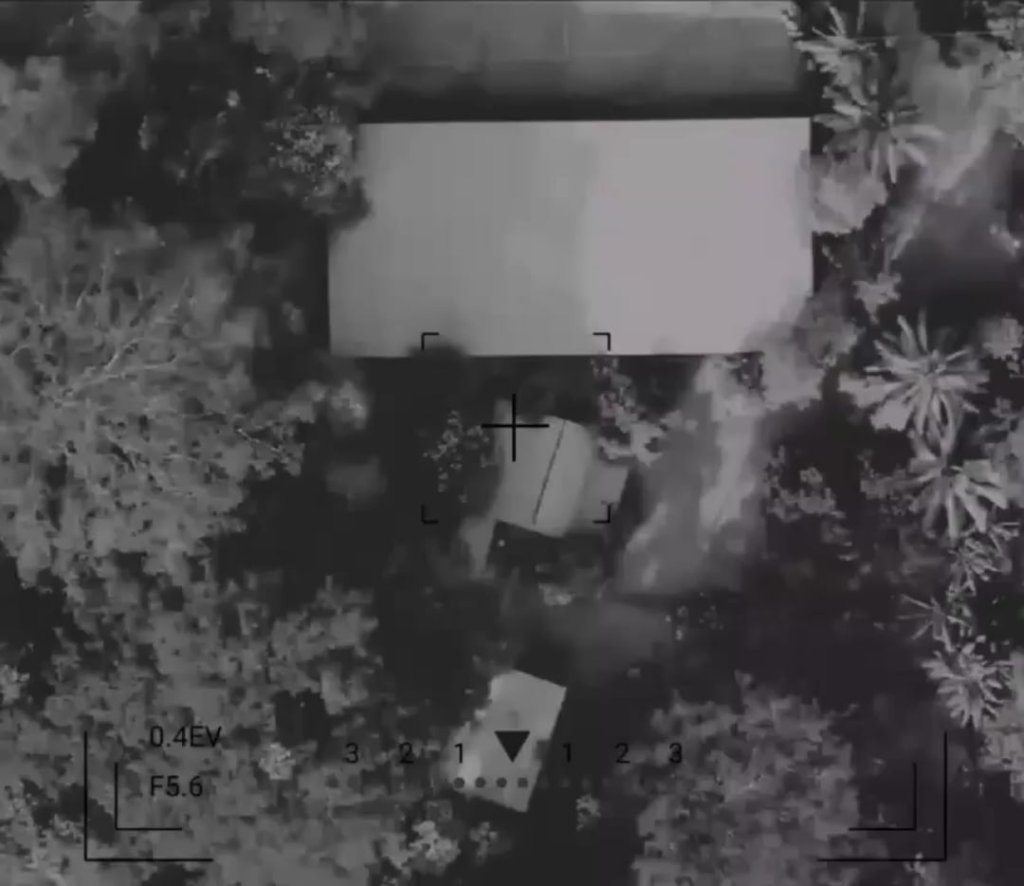 Indische Streitkräfte, die engagiert werden lassen, lassen die Militanten mit Drohnen Munition fallen gelassen