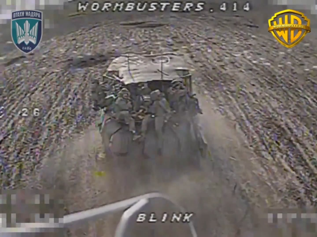 Zwei russische Panzer mit Infanterie und Flaggen versuchen, irgendwo an der Pokrovsk -Front durchzubrechen, werden aber von ukrainischen FPV -Drohnen zerstört