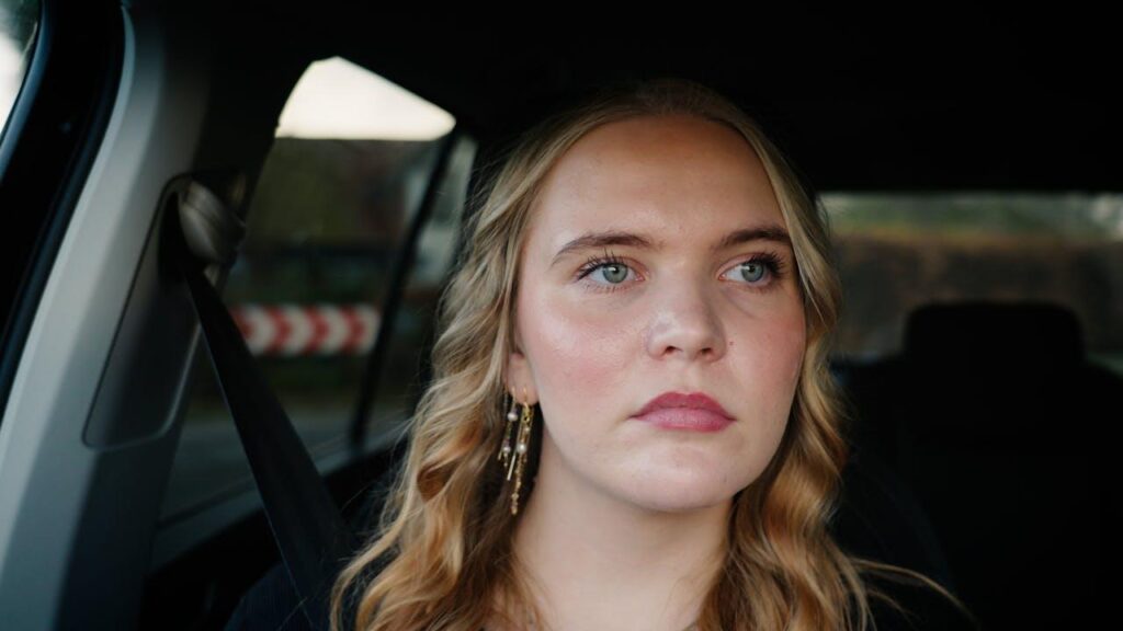 Sie versteifte sich, als sie spürte, wie die Hand des Fahrlehrers an ihrem inneren Oberschenkel war: – Ich hatte Lust zu rennen oder zu schreien Sie versteifte sich, als sie spürte, wie die Hand des Fahrlehrers an ihrem inneren Oberschenkel war: - Ich hatte Lust zu rennen oder zu schreien