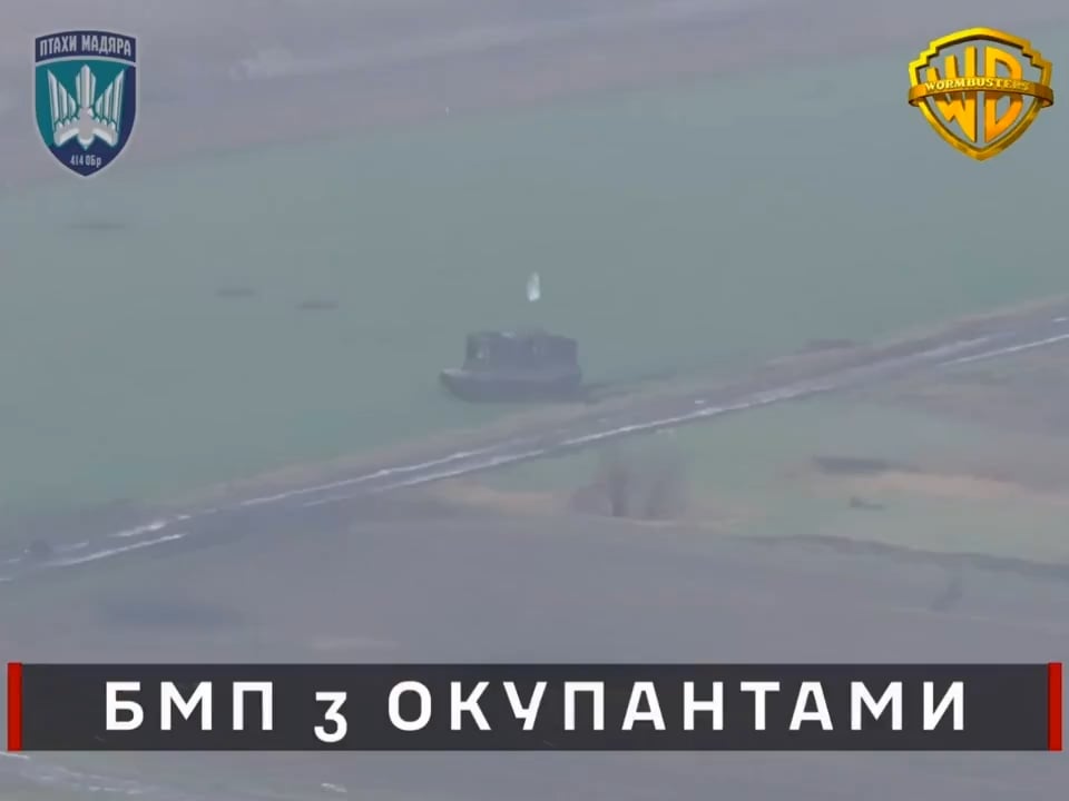 Drohnenmaterial, die FPV -Piloten aus der "Wormbuster" -Einheit des ukrainischen 414. Unbemannten Strike Aviation Systems Brigade mit Russian Panzerfahrzeugen mit dem 414. unbemannten Strike Aviation Systems.