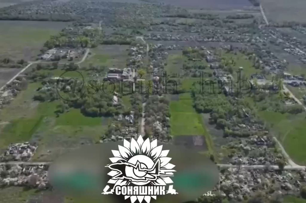 Die ukrainischen Streitkräfte führten mit Hilfe einer amerikanischen GBU-62 geführten Luftbombe in einem Haus mit russischen Soldaten einen Luftangriff auf einem SU-27 durch. Region Kharkiv, Mai 2025.