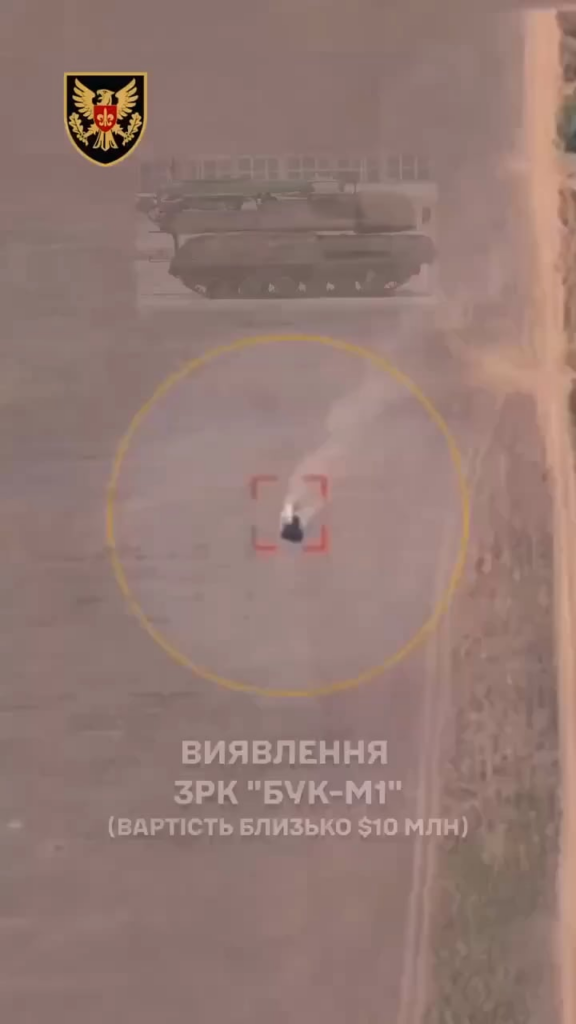 Ein ukrainischer Drohnenbetreiber der Artillerie-Aufklärungsbrigade "Chorny Lis" entdeckte während seiner Bewegung ein "BUK-M1" -Air-Verteidigungssystem. Das Fahrzeug wird später angegriffen, während er versucht, sich in einem Windschutz zu verstecken.