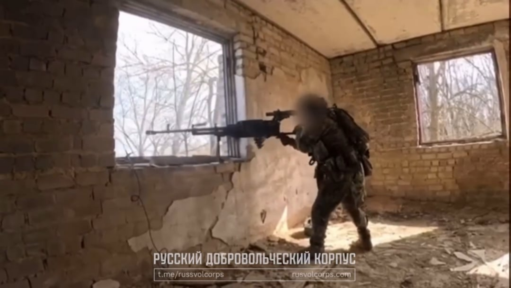 Das Sof des russischen Freiwilligenkorps (Kämpfe für die Ukraine) zielte mit schwerem Maschinengewehr auf russische Streitkräfte. Kupyansk Richtung. [Published 28.05.2025]