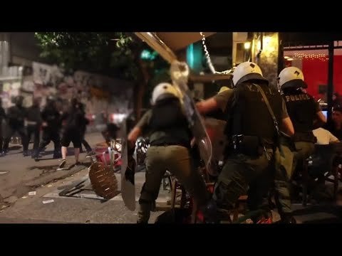 Neue Videokonträt aus der Nacht des Chaos in Exarchia: 2 Stunden lang brach sie, schlug, eroberten Menschen in Bars und ertrinken die Nachbarschaft in Chemikalien