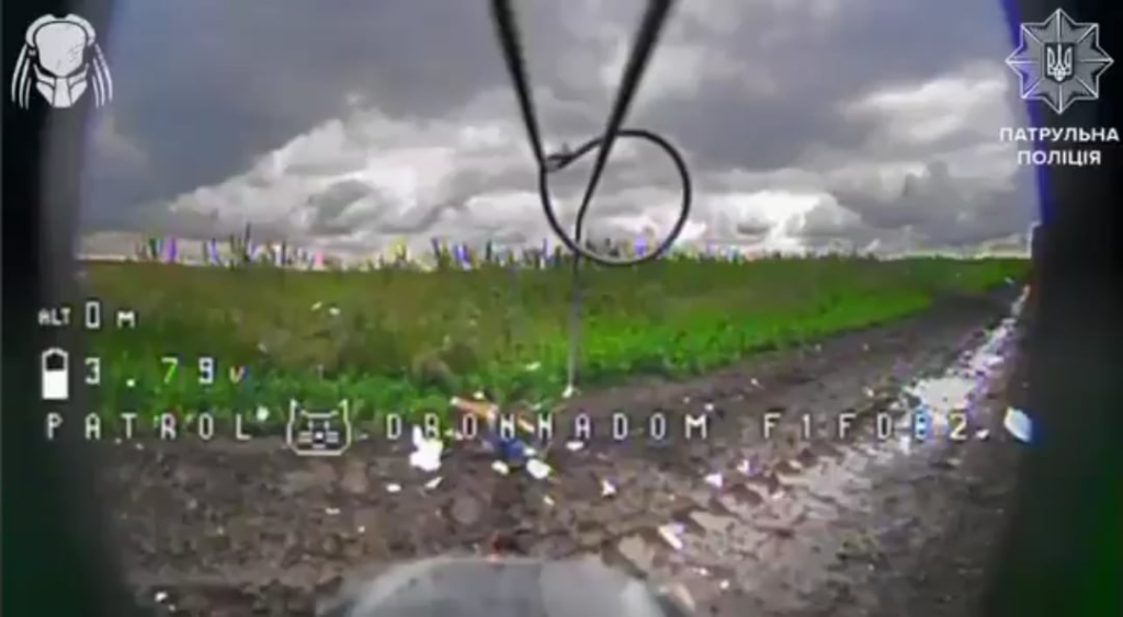 Die UA Khyzhak -Brigade verwendet FPV -Drohnen für EOD -Arbeiten und zerstört russische FPV -Drohnen, die darauf warten, UA -Fahrzeuge in der Region Toretsk zu überfallen.