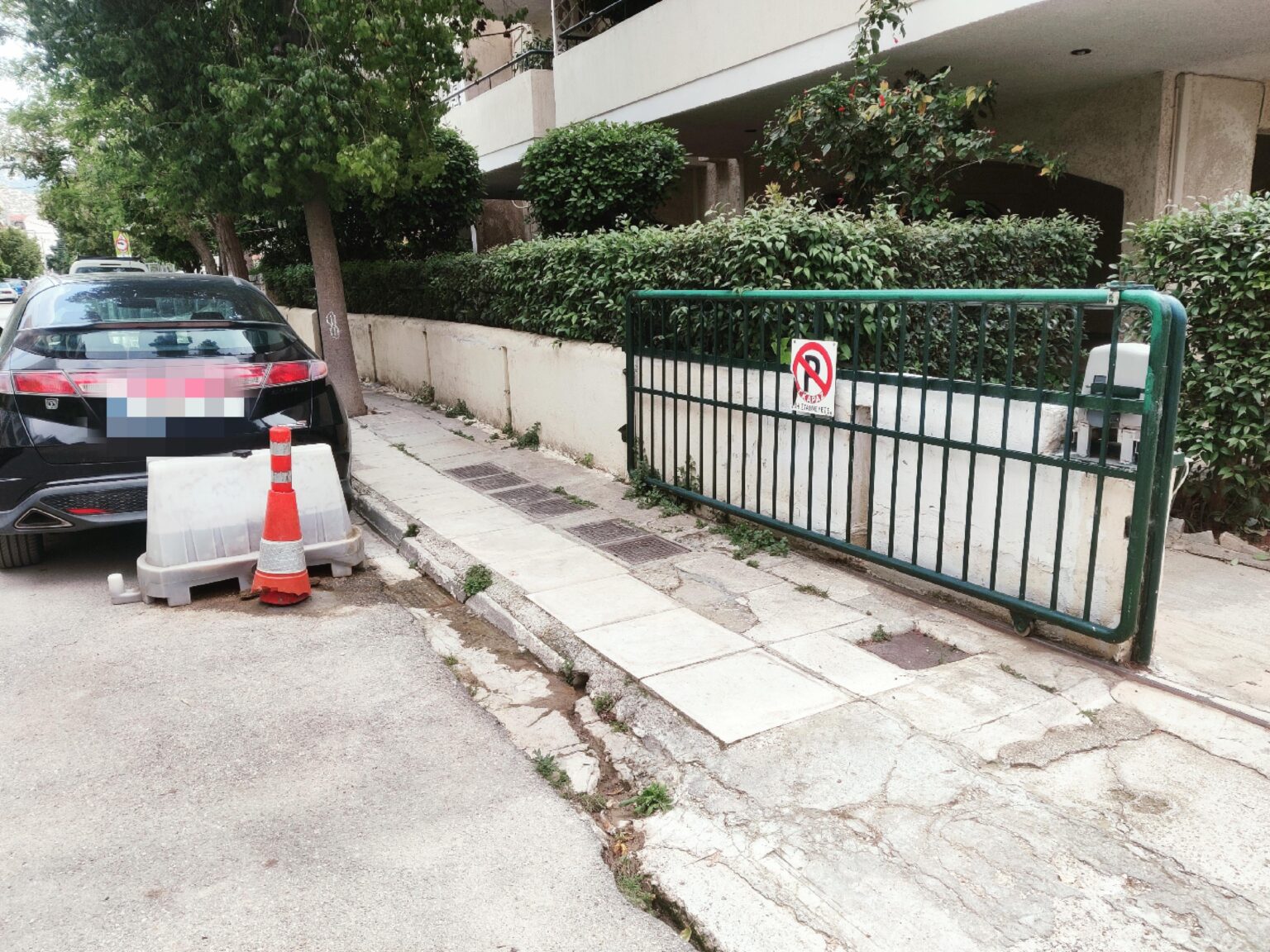 Rant: Glaubst du auch, dass das Apartmentgebäude das Tsifliki ist? Rant: Glaubst du auch, dass das Apartmentgebäude das Tsifliki ist?