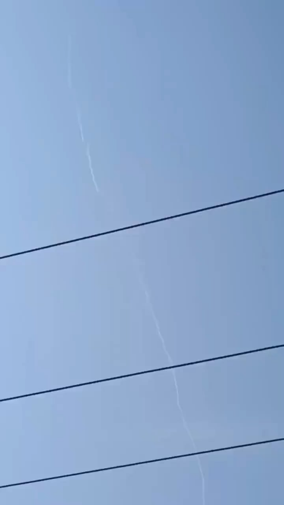 Ein weiteres Filmmaterial von Kirana Hills, die mit einer Überschall -Rakete getroffen wurden. Warnung lauter Explosion.