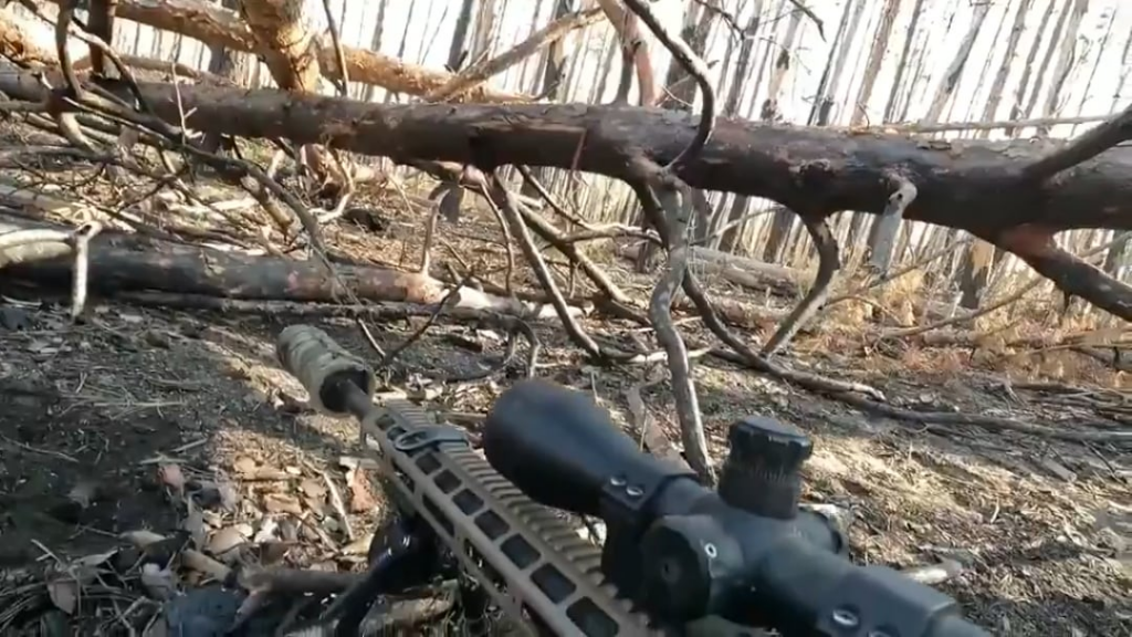 Ein Schützling und ein Schütze des 2. Bataillons der Internationalen Legion geriet im Serebryansky -Wald unter intensives Feuer. Ukraine. Publ. Mai 2025