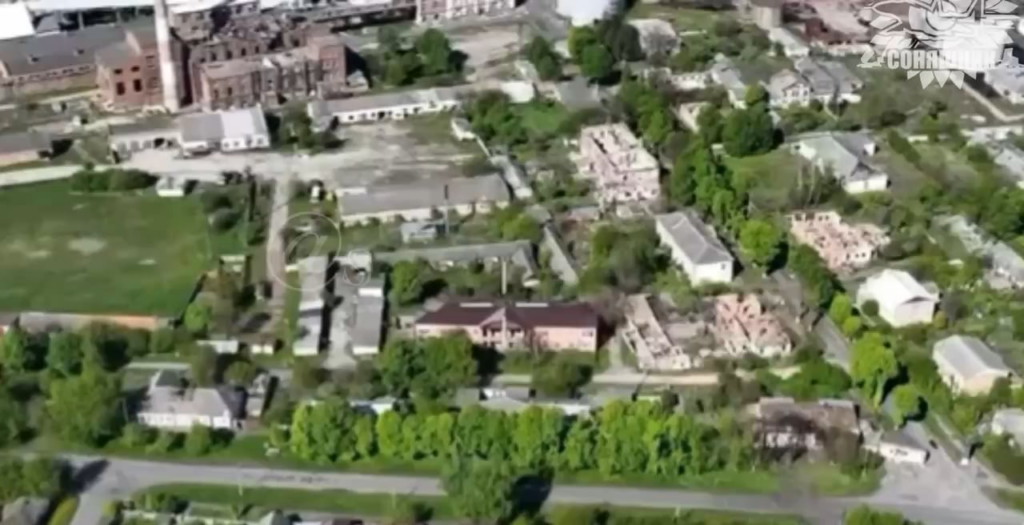Die ukrainischen Streitkräfte führten einen MiG-29-Luftangriff mit 2 geführten französischen Aasm-Hammerbomben in einem Haus mit russischen Drohnenbetreibern im Dorf Tyotkino durch. Mai 2025, Kursk Region.