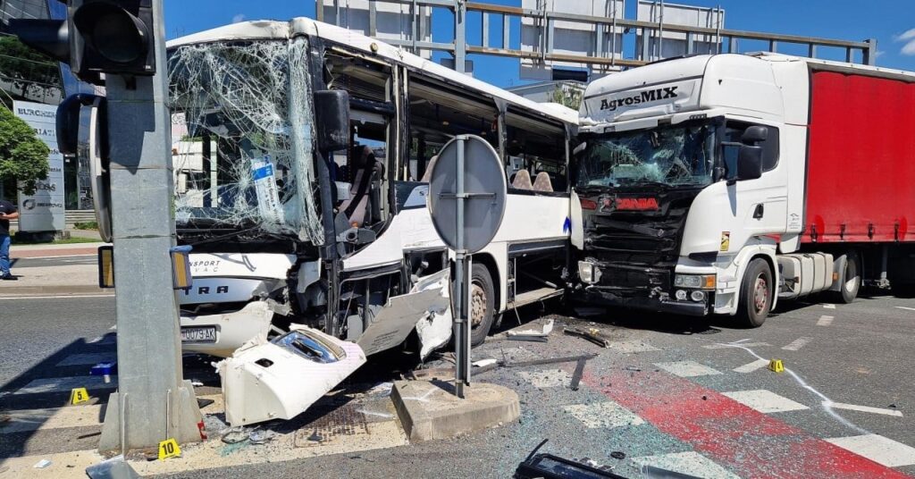 Bei der Kollision von Bus und Lkw sieben verletzt: Ein 70-jähriger Busfahrer fuhr durch den Rot
