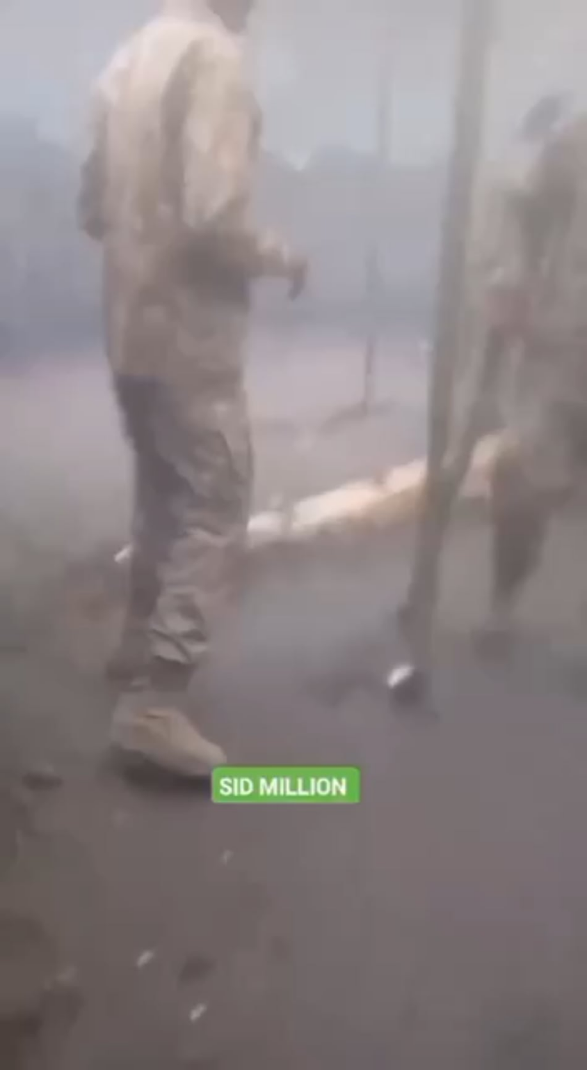 Pakistanische Soldaten sind kurz vor dem Waffenstillstand zu sehen, wie Artillerie in indischen Positionen entlassen wird.