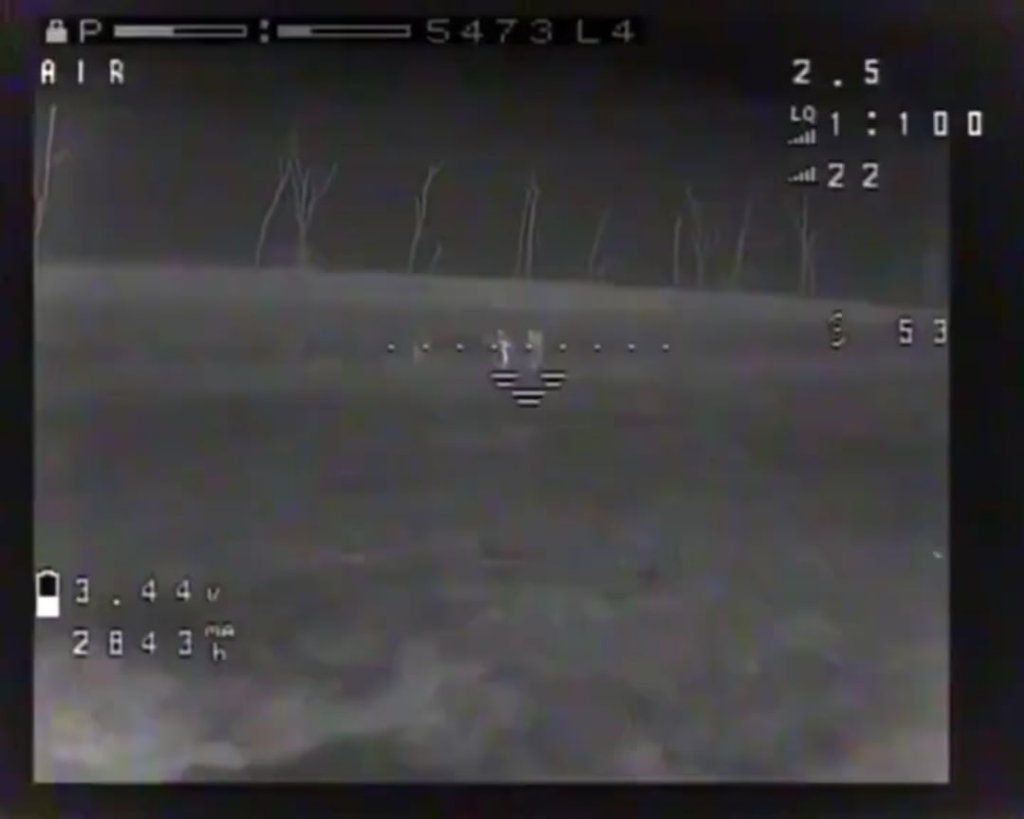 Eine Gruppe russischer Soldaten versuchte, nachts ein Feld zu überqueren, um eine Position zu veranlassen, aber dort, wo sie von der ukrainischen FPVs entdeckt und herausgenommen wurden