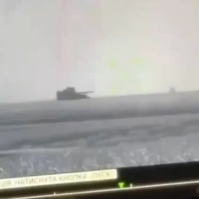 Ein ukrainischer Stugna-P ATGM-Operator führt seine Rakete in den Turm einer russischen T-72 MBT. Kursk Oblast.