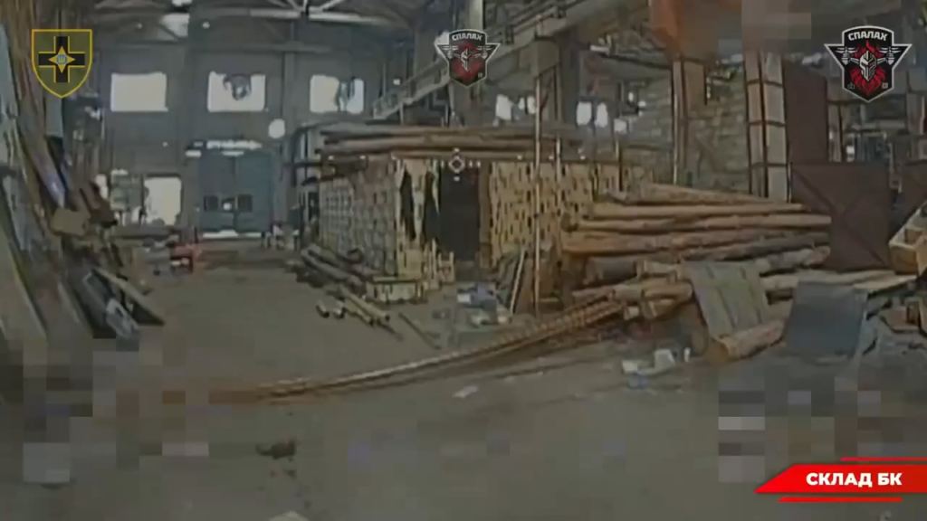 Ein ukrainischer FPV-Pilot der 28. mechanisierten Brigade greift ein russisches Munitionsdepot an, das in einem Lagerhaus mit einem faseroptischen Quad versteckt ist.