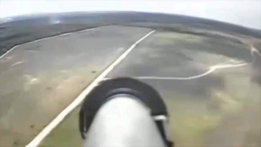 Die mit RPG-26 ausgestattete russische FPV-Drohne versucht ein ukrainisches Fahrzeug zu treffen, vermisst jedoch. (Kremensk -Richtung)