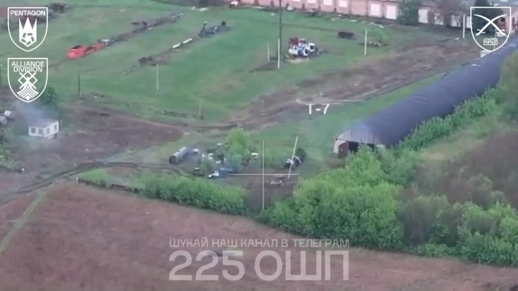Eine ukrainische Drohneneinheit findet ein Lagerhaus mit russischer Ausrüstung und Vorräte. Sie koordinierte Drohnen- und Artillerie -Streiks auf die Einrichtung.