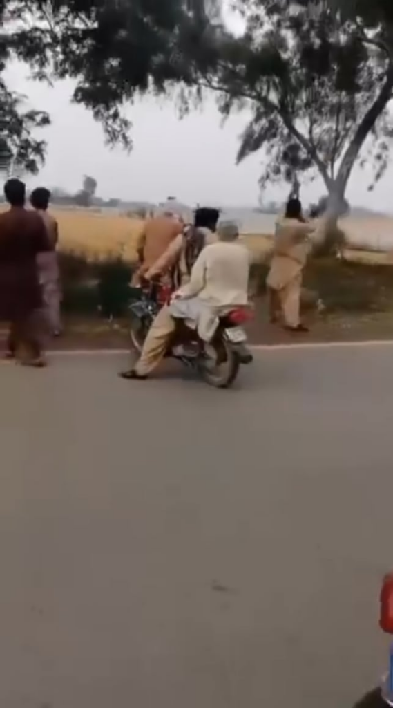 Pakistani Rangers und Civillain -Vogeljäger versammeln sich, um indische Drohne zu jagen