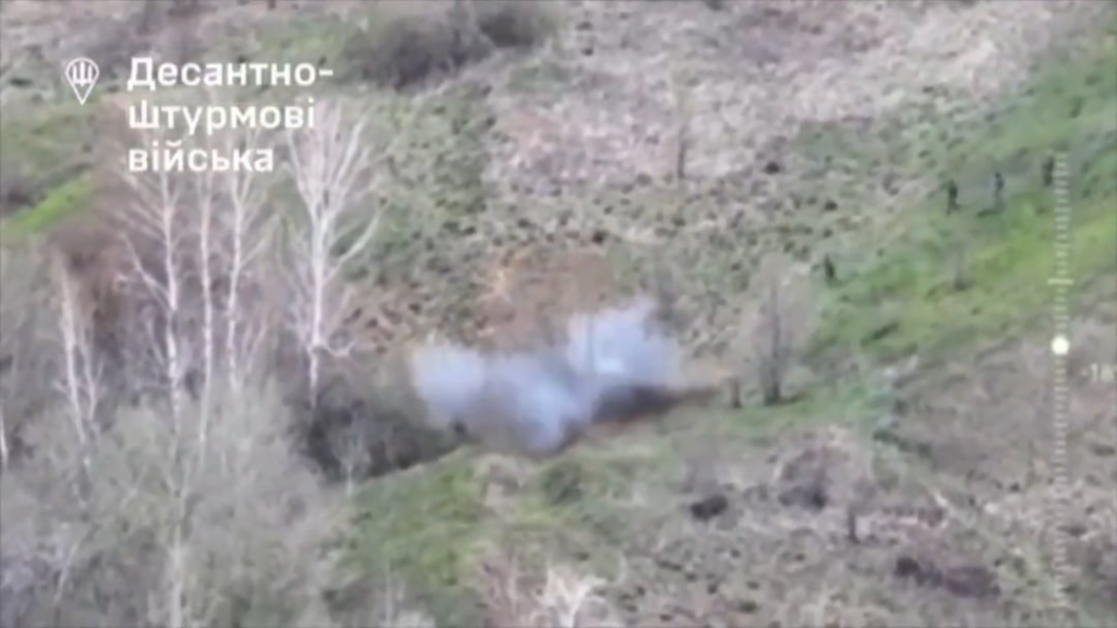 Eine russische Patrouille trifft irgendwo an der Front auf ein Minenfeld.