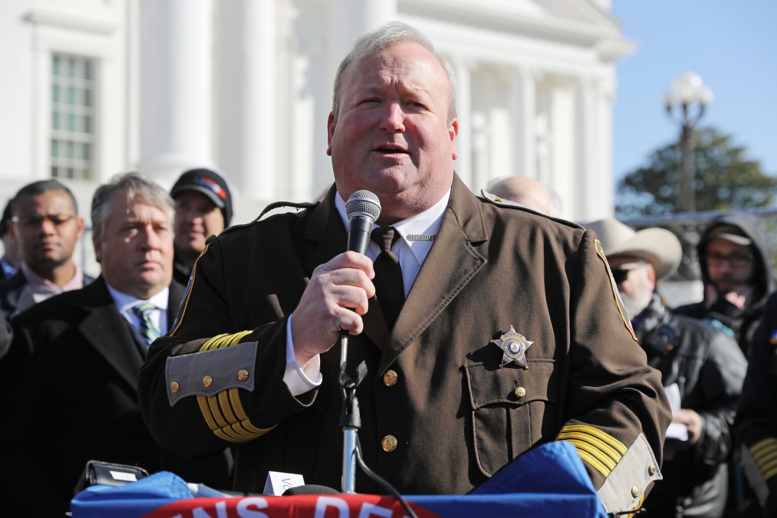 Trump Begnadigung ehemaliger Culpeper Co. Sheriff verurteilt zu 10 Jahren im bar-für-Badges-Programm