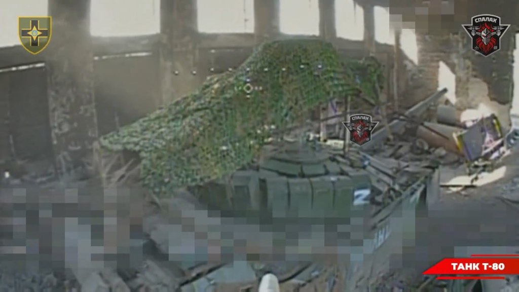 Die ukrainische Glasfaserdrohne zerstörte einen russischen Panzer, der in einem Gebäude versteckt war. Toretsk -Richtung, Rubak der 28. mechanisierten Brigade. 20. Mai 2025