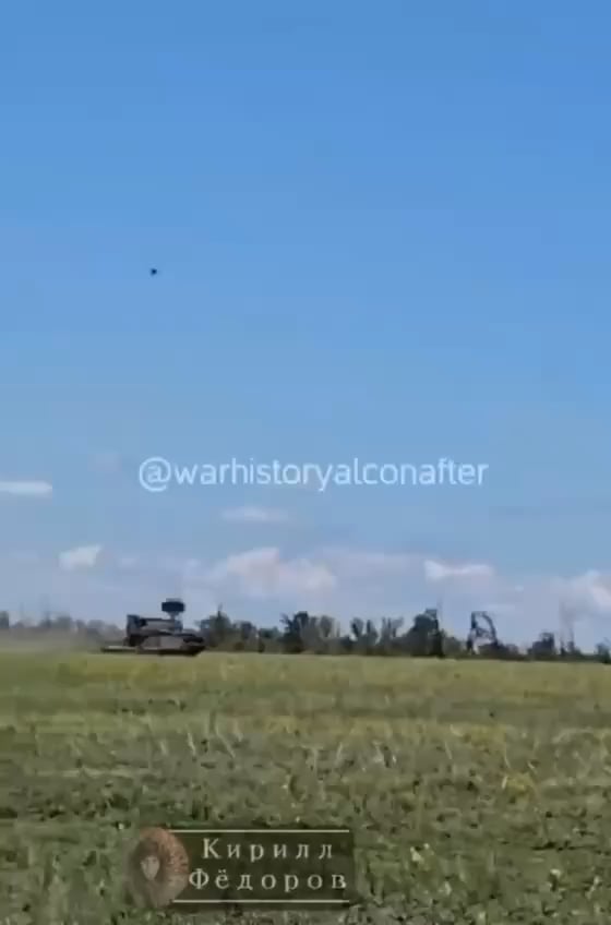 Ein russischer Soldat filmt, wie ein Tor -Luftverteidigungssystem versucht, einem ukrainischen schweren "Baby Yaga" UAV zu entkommen.