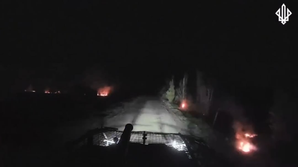 Ukrainischer IFV der 3. operativen NGU -Brigade "Spartan" schoss während eines Nachtbetriebs auf russische Positionen. Pokrovsk -Richtung. Mai 2025