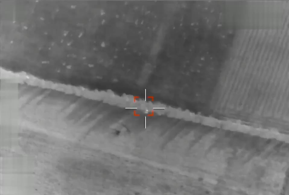 Das ukrainische Drohnenaufnahmen eines anderen russischen BUK-Luftverteidigungssystems, das in der Nähe von Stepove, Zaporizhzhia Oblast, angegriffen wird.