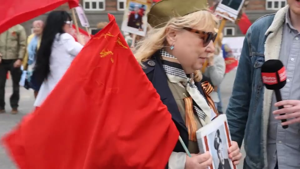 Russen am Rathausplatz: Übergabe, Zelenskyj!