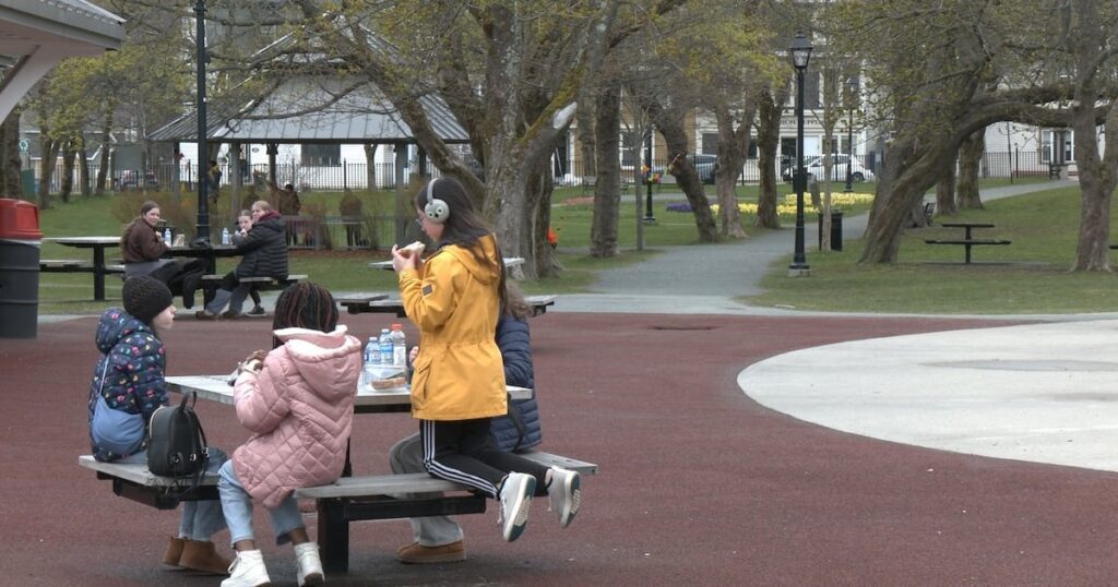 "Ernährungsunsicherheit in Kanada springt -und es ist noch höher bei Kindern", -Ctv News
