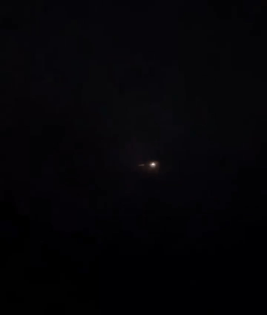 Russische KH-101 (X-101) Cruise-Raketen, die Gegenmaßnahmen einsetzen, während sie Ziele in der Ukraine streiken