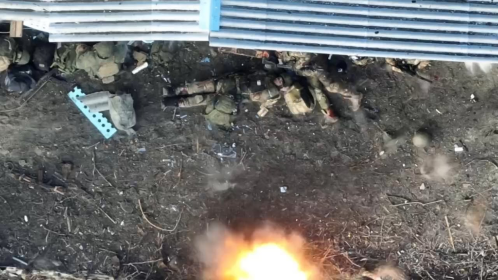 Die Aufklärungsgruppe der Ukraine -Aufklärungsgruppe Hora Drop -Sprengstoff auf große Gruppen russischer Infanterie und ihre Boote am Dnipro -Fluss in der Region Kherson [Jan 2025]
