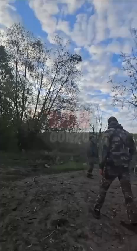 Russische Soldaten auf einer Brücke werden durch den ukrainischen Streik in der Nähe von Tyotkino, Kursk Oblast, getroffen. Mai 2025