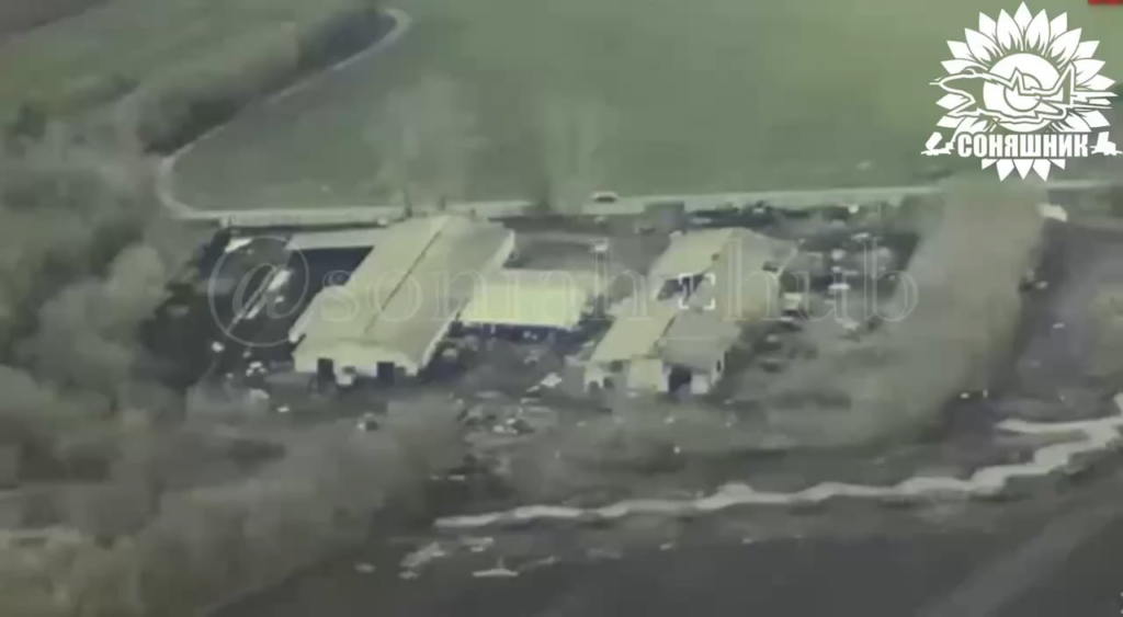 Ein Flugzeug der ukrainischen Streitkräfte führte einen Luftangriff mit 4 geführten amerikanischen GBU-39-Bomben auf einem Hangar mit russischen Soldaten und militärischen Ausrüstung durch. Mai 2025, nicht offenbarte Lage.