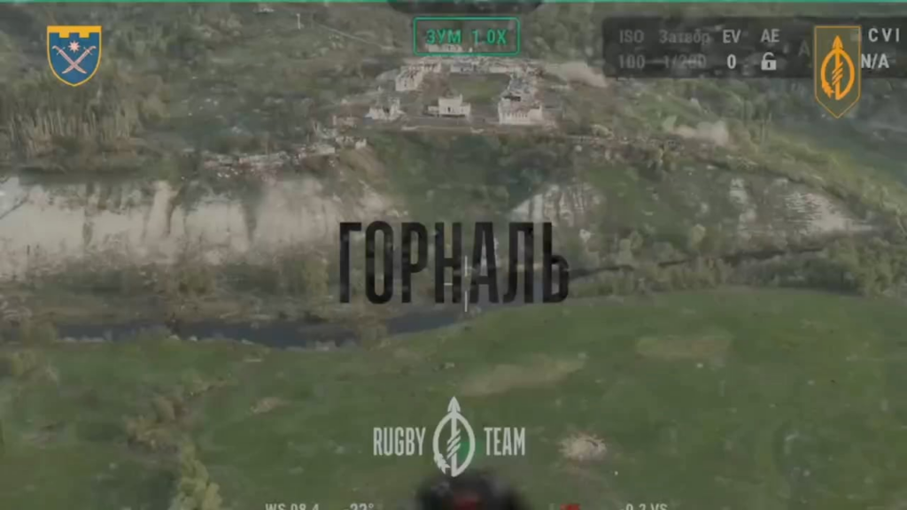 Am 9. Mai fliegt die ukrainische Flagge im Zentrum der Siedlung von Region Gornal, Kursk. Derzeit steht die Siedlung unter der Kontrolle der Einheiten der Streitkräfte der Ukraine. Rugby -Team 129th TDF