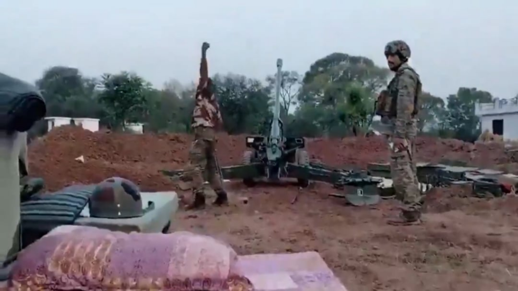 Eine indische Artillerie-Batterie von 130 mm M-46s feuert eine Salve in der pakistanischen Armeeposition auf der Linie des Kontakts.