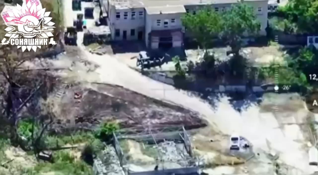Die ukrainischen Streitkräfte führten einen MiG-29-Luftangriff mit einer geführten französischen Aasm-Luftbombe in einem Haus mit russischen Soldaten in der Stadt Nova Kakhovka durch. Mai 2025, Region Kherson.