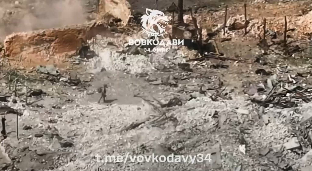 Nachdem der russische Soldat verwundet wurde, greift sein Kamerahe sein Gewehr und krabbelt schnell in sein Loch zurück. Vovchansk, Region Kharkiv