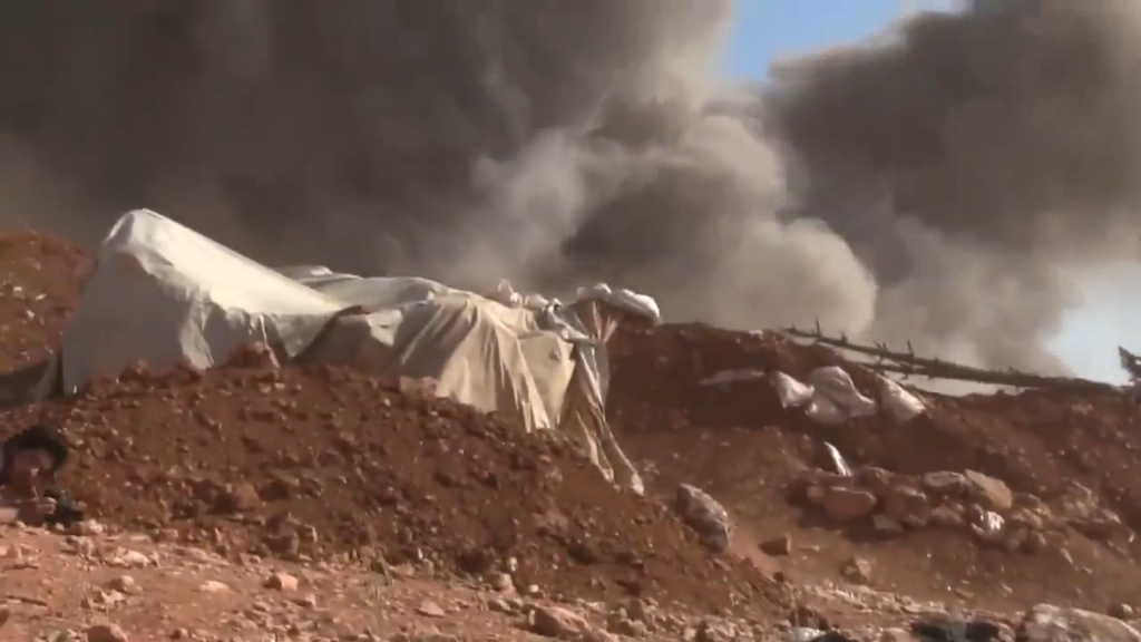 Syrer Rebell in der Nähe von Miss mit einem Regime/russischen Luftangriff auf ihre Position. Angeblich Khan Tuman Area, Provinz Aleppo, Mai 2016.